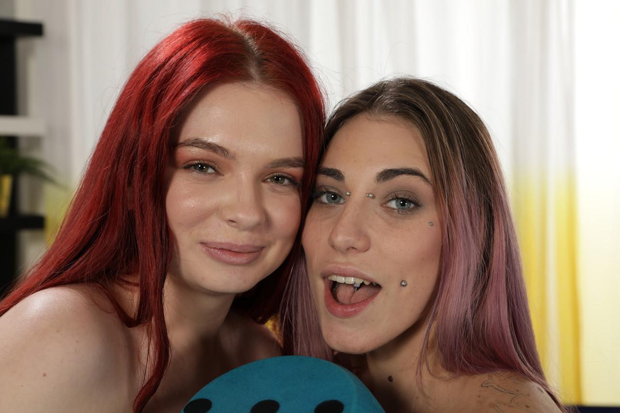20P Die Lesbe Olivia Miss und ihre Freundin Dalia baden sich gegenseitig in goldenen Regenschauern