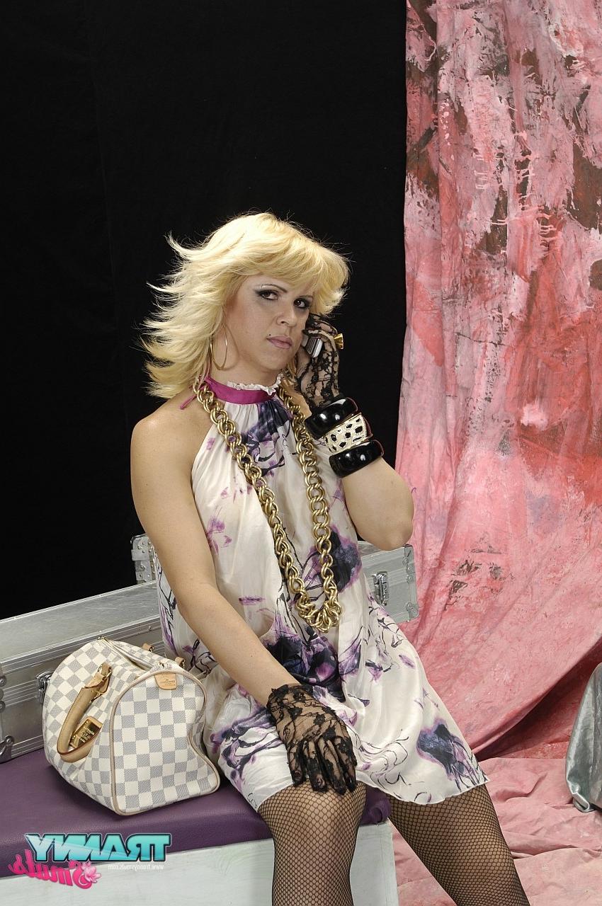 17P Le mannequin transexuelle à la mode Raffaella Bastos se fait sodomiser par un étalon excité.