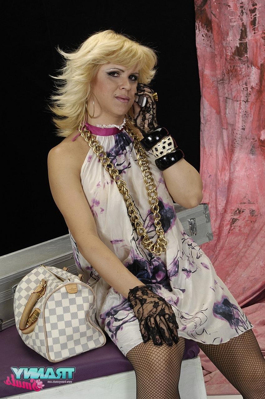 17P Le mannequin transexuelle à la mode Raffaella Bastos se fait sodomiser par un étalon excité.