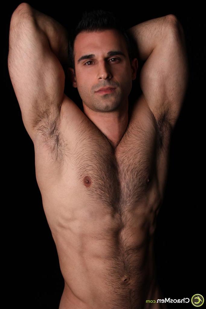 20P O gay musculoso Omar exibe seu corpo e seu pau duro como pedra em um solo