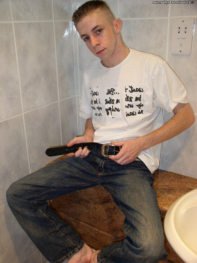 20P El flaco chico gay blanco Steven se desnuda y acaricia su polla peluda en el baño