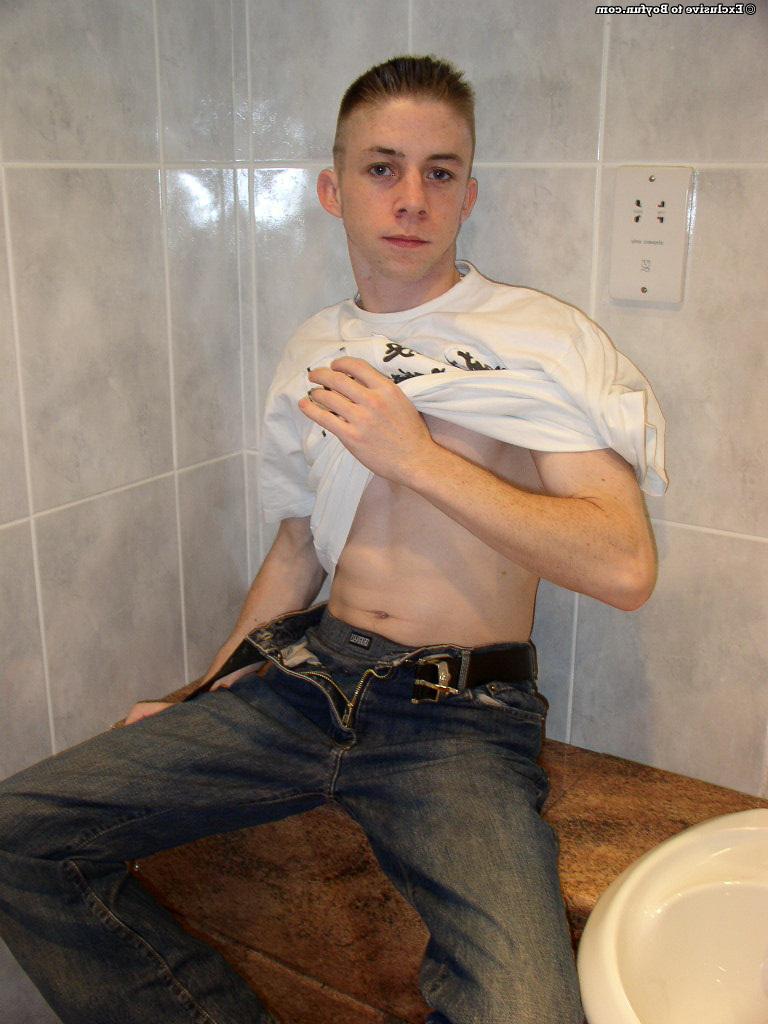 20P El flaco chico gay blanco Steven se desnuda y acaricia su polla peluda en el baño