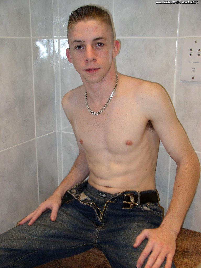 20P El flaco chico gay blanco Steven se desnuda y acaricia su polla peluda en el baño