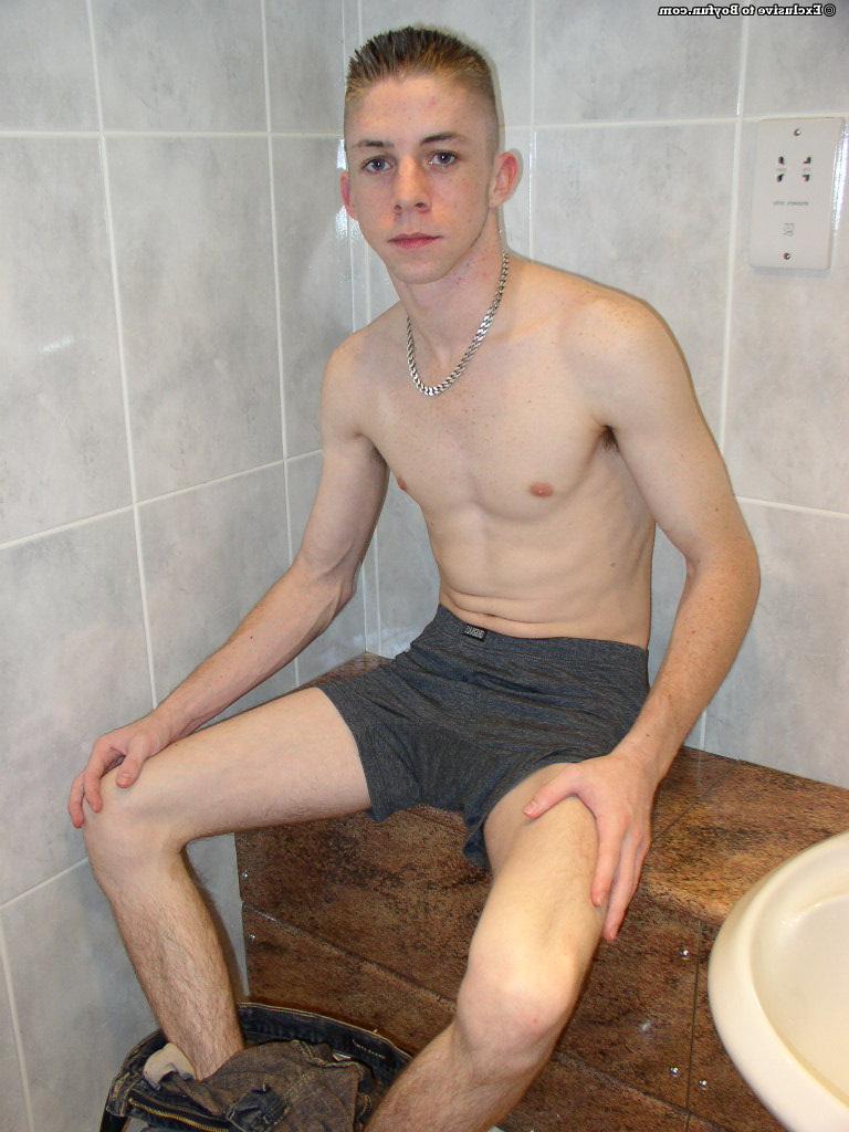 20P El flaco chico gay blanco Steven se desnuda y acaricia su polla peluda en el baño
