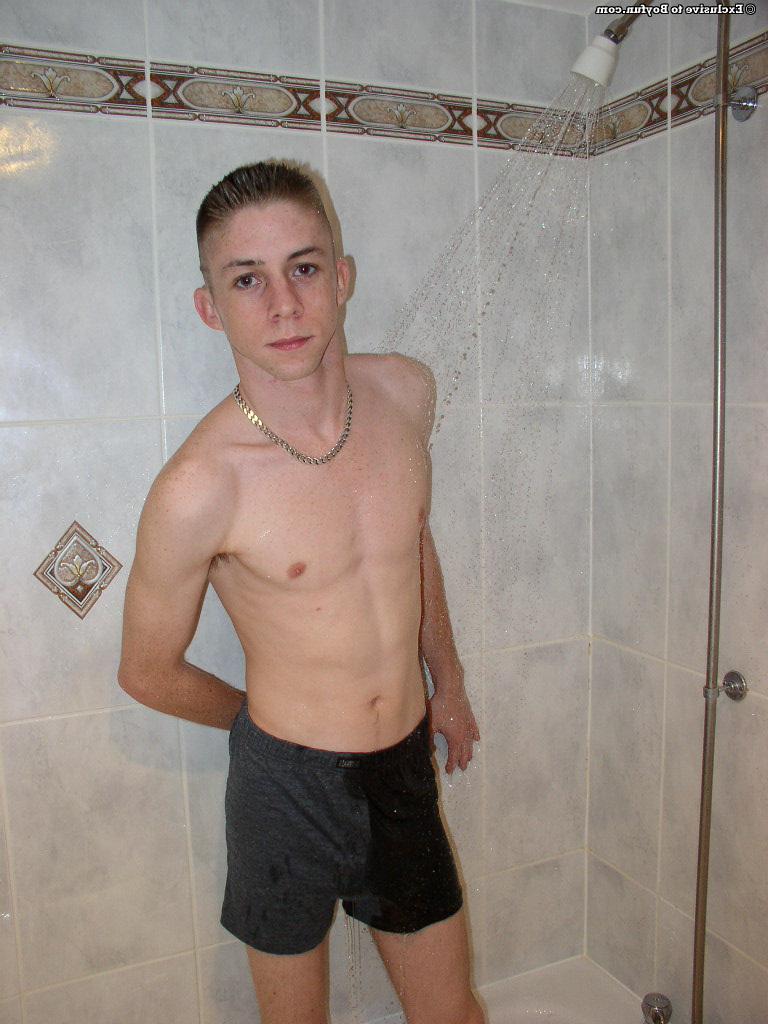 20P El flaco chico gay blanco Steven se desnuda y acaricia su polla peluda en el baño