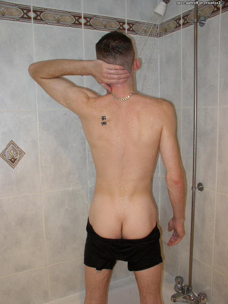 20P El flaco chico gay blanco Steven se desnuda y acaricia su polla peluda en el baño