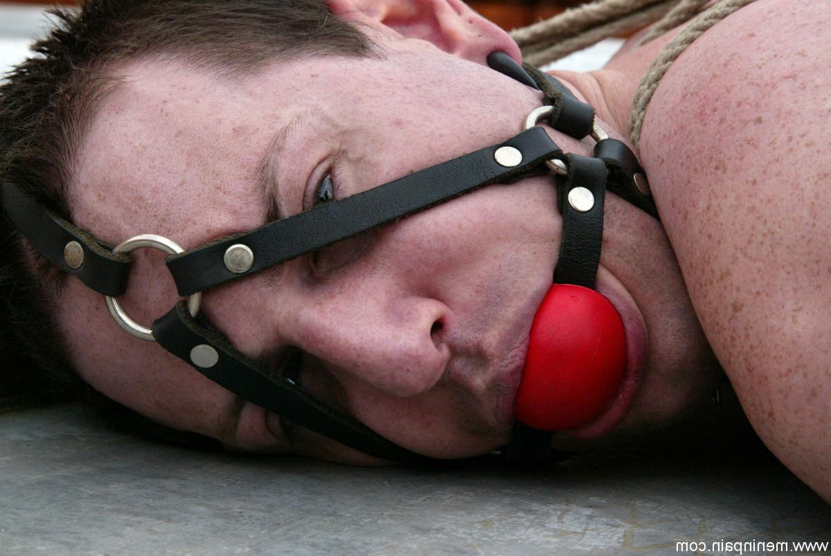 20P Sexy dominatrix Isis Love fode seu escravo amordaçado com uma bola amarrada com um strapon
