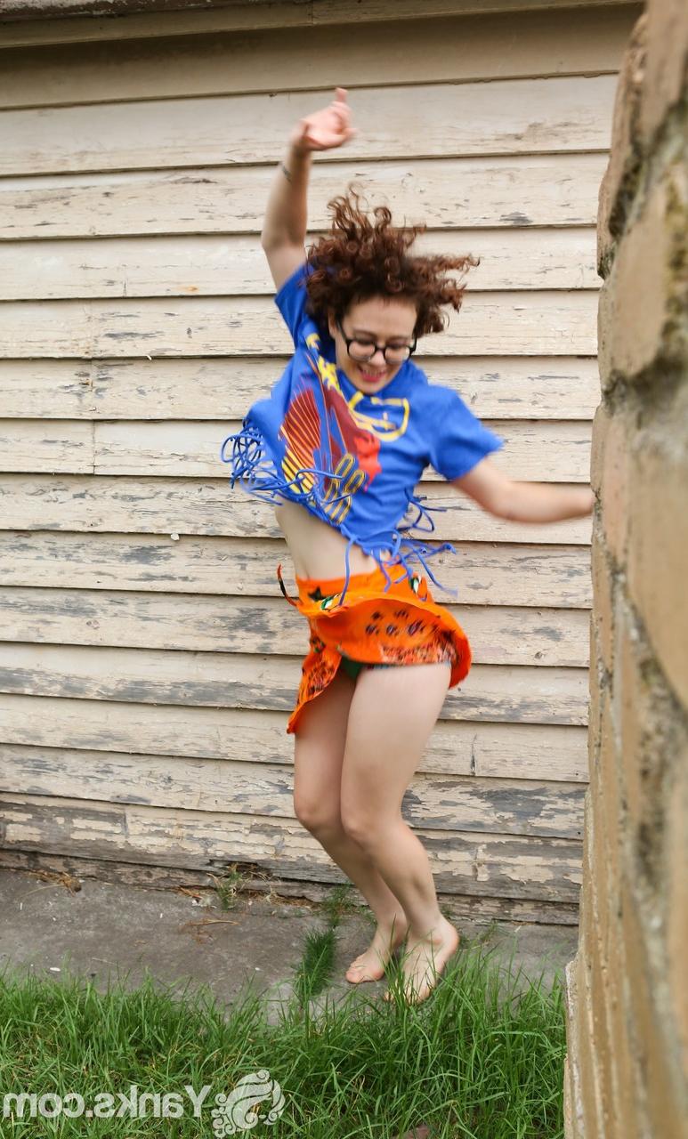 18P La nerd aux cheveux bouclés Rosie Budd se déshabille et montre ses tétons dressés.