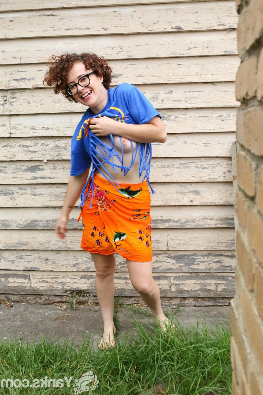 18P La nerd aux cheveux bouclés Rosie Budd se déshabille et montre ses tétons dressés.