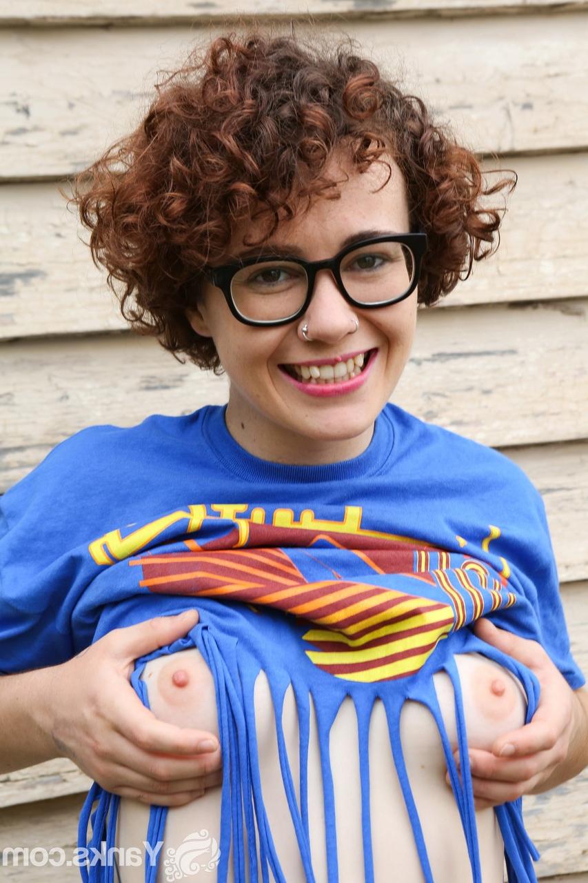 18P La nerd aux cheveux bouclés Rosie Budd se déshabille et montre ses tétons dressés.