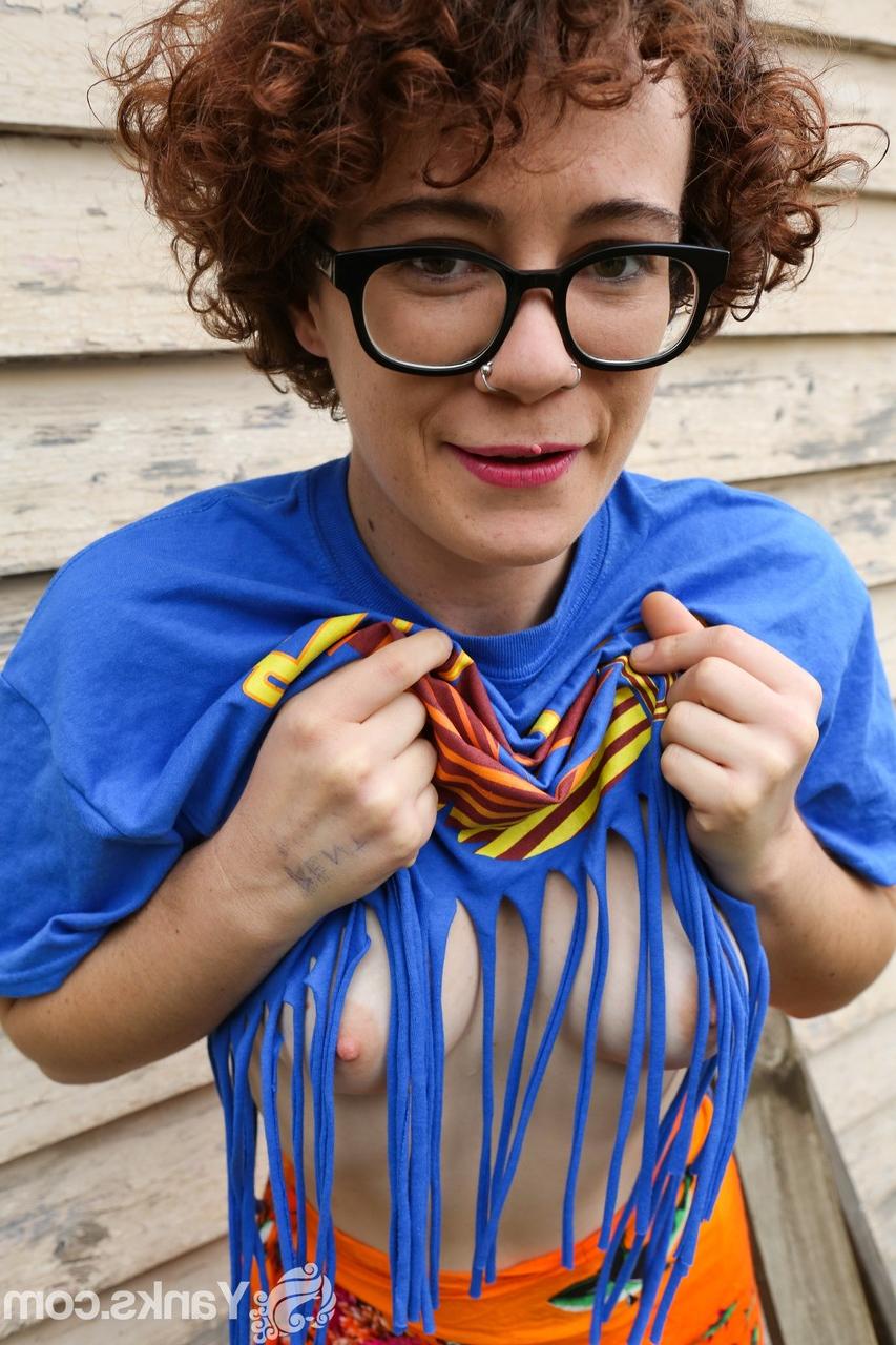 18P La nerd aux cheveux bouclés Rosie Budd se déshabille et montre ses tétons dressés.