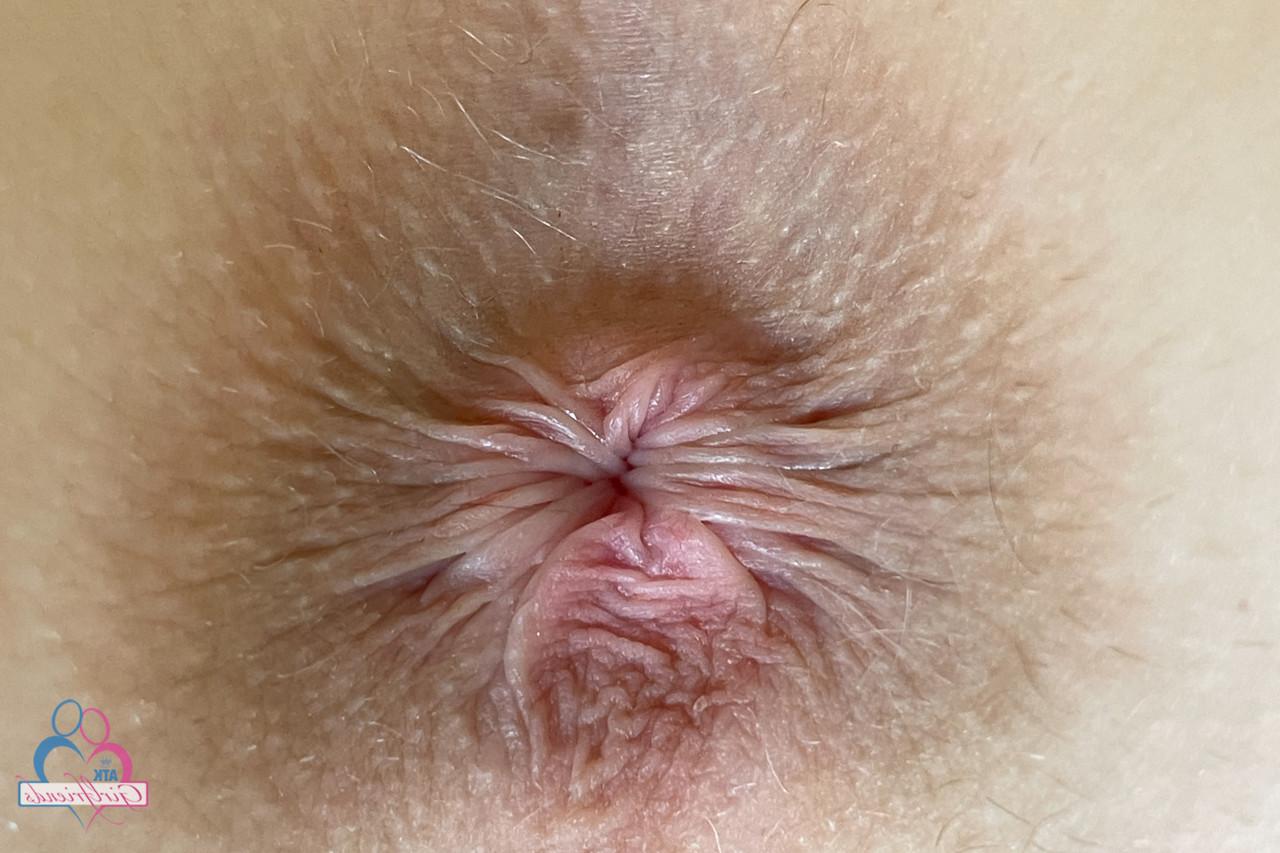 20P A ruiva sexy Scarlet Skies mostra seus peitos minúsculos e sua buceta deliciosa de perto