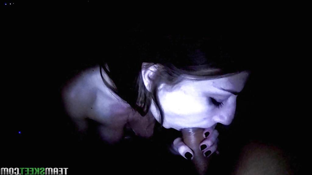 16P A vagabunda adolescente Dillion Carter envolvendo os lábios e a língua em torno de um pau grande