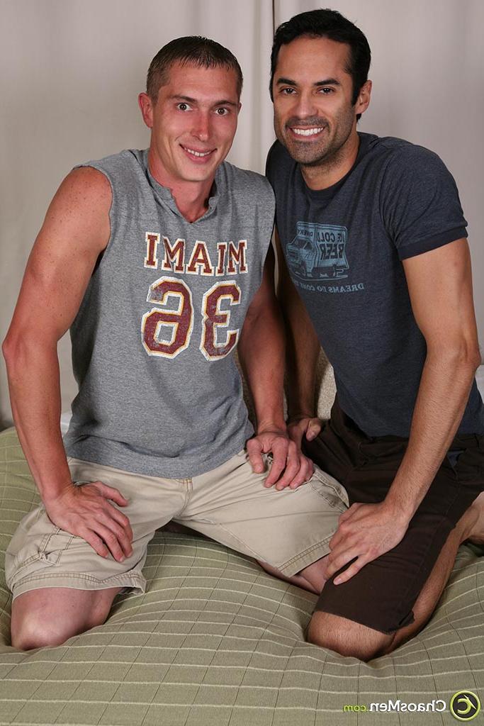 15P Les amis gays Race et Erik se sucent la bite dans un 69 et se font sodomiser