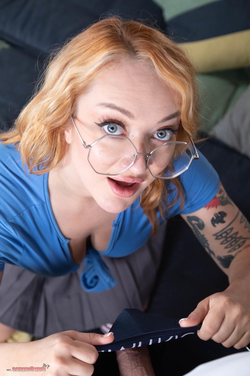 15P セクシーな赤毛のエマ・マグノリアは、ハメ撮りフェラの前にニーソックスの上までストリップします