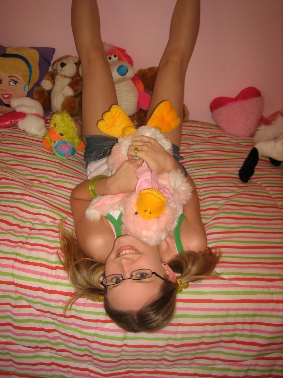 20P A gata americana excitada Kitty se masturba com seu grande consolo em um quarto sozinha