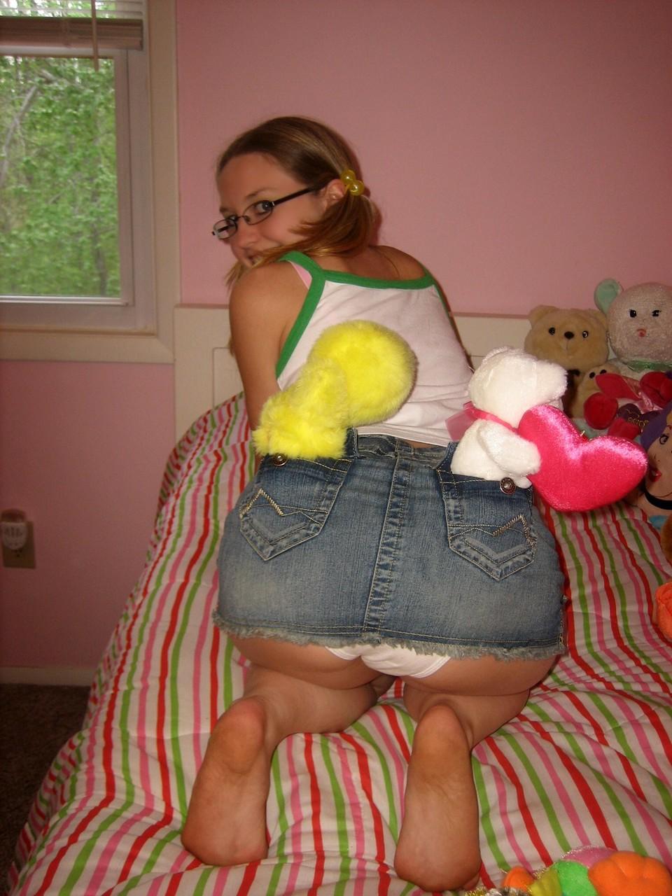 20P A gata americana excitada Kitty se masturba com seu grande consolo em um quarto sozinha