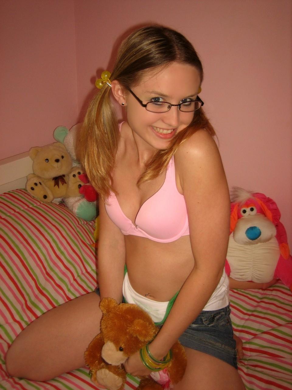 20P A gata americana excitada Kitty se masturba com seu grande consolo em um quarto sozinha