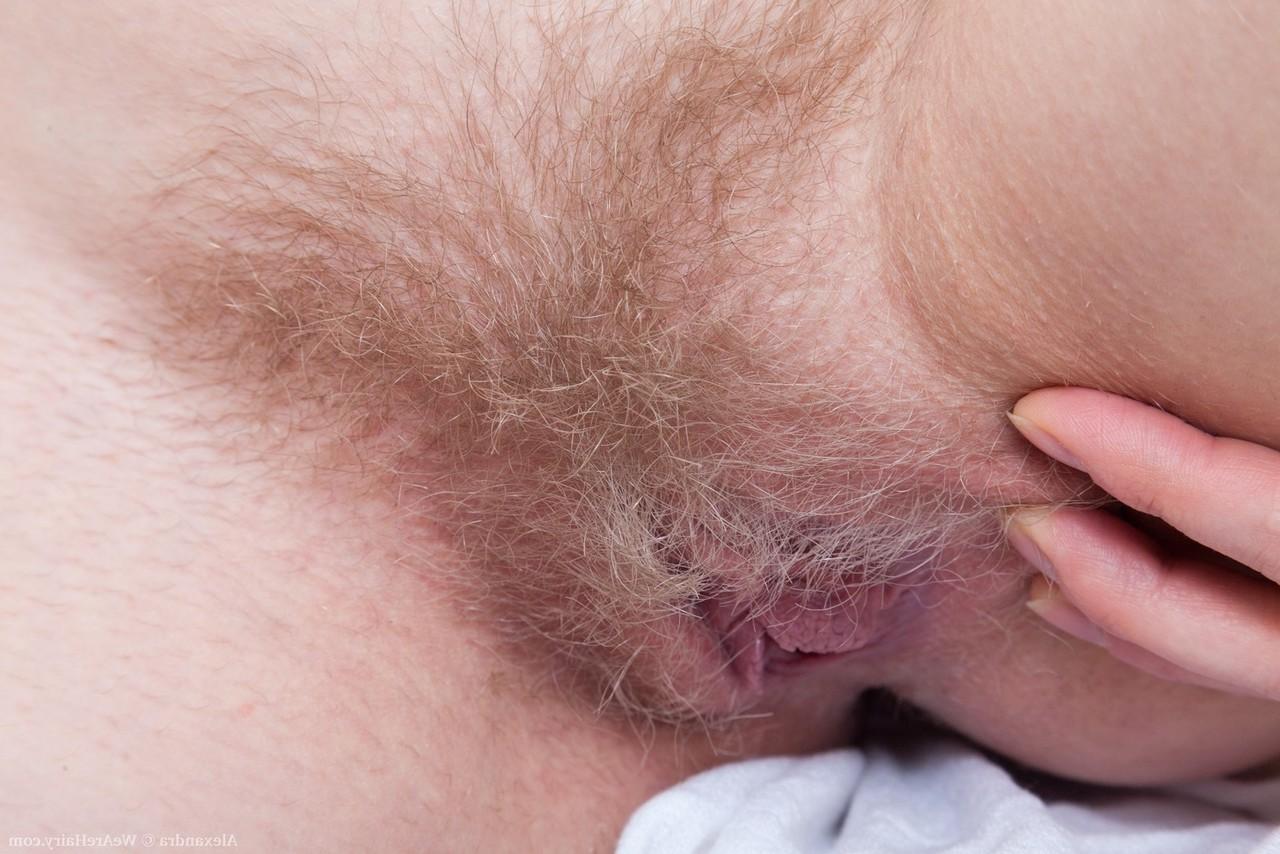 16P A loira adolescente magra Alexandra mostra uma buceta peluda e espalha lábios peludos