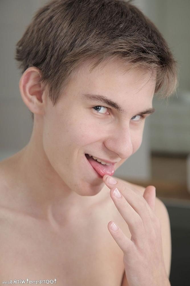 20P Mark, un garçon gay féminin, joue avec son énorme bite et goûte son propre sperme