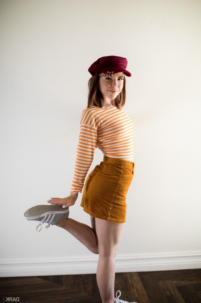 18P A adolescente de pele clara Alina West tira a roupa e mostra peitos pequenos