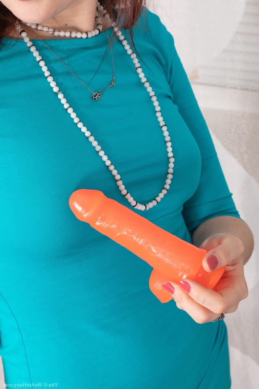 20P A pequena amadora Vita revela sua buceta peluda e brinca com um vibrador laranja