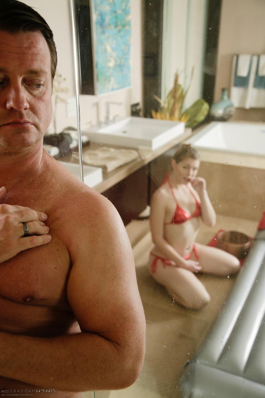 20P A massagista sexy Ella Nova ganha uma grande gozada após a massagem interna do padrasto