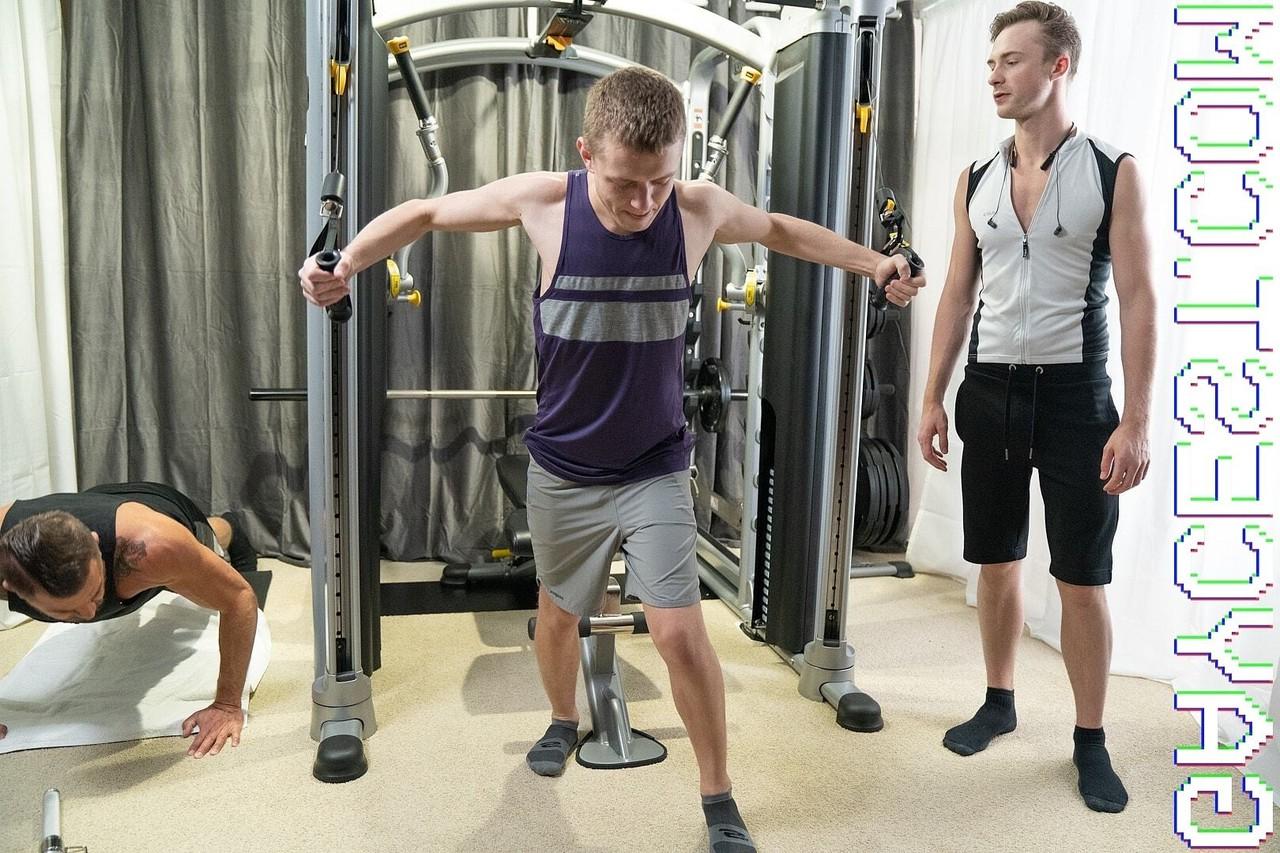 20P Twink pervertido obtiene su culo embestido profundamente por un DILF tatuado caliente y un deportista sexy