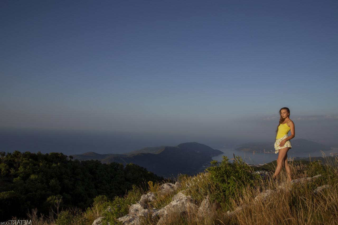 20P Die süße Brünette Milena D zieht sich beim Wandern aus und spreizt ihre haarige Muschi