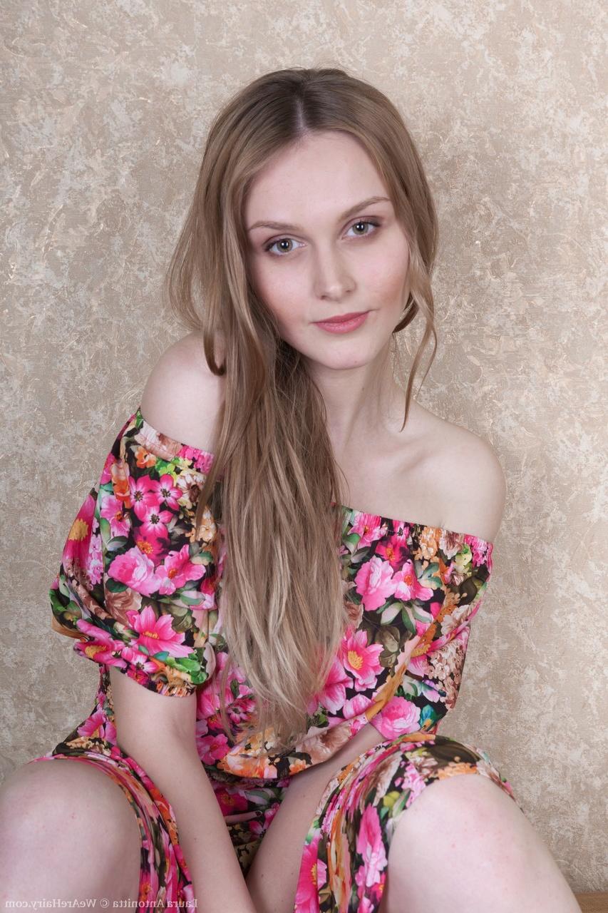 17P Thot Laura Antonitta, 21 ans, montre sa chatte poilue dans diverses positions.