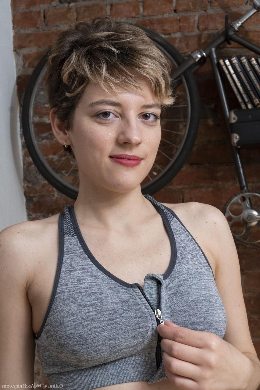 20P Amateur-Babe Calina zieht sich aus, zeigt ihre haarige Muschi und übt Yoga mit nacktem Hintern