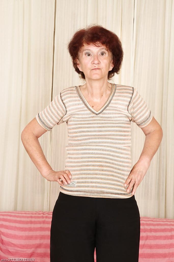 15P ¡La abuela pelirroja Marcelina se muestra desnuda en el dormitorio!