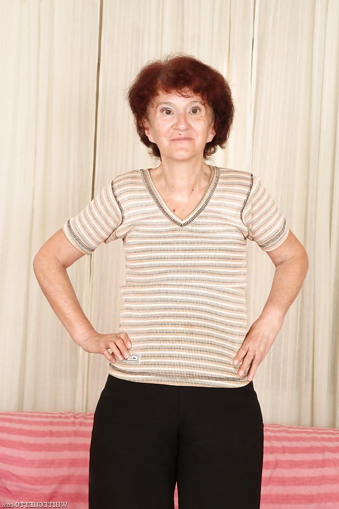 15P ¡La abuela pelirroja Marcelina se muestra desnuda en el dormitorio!