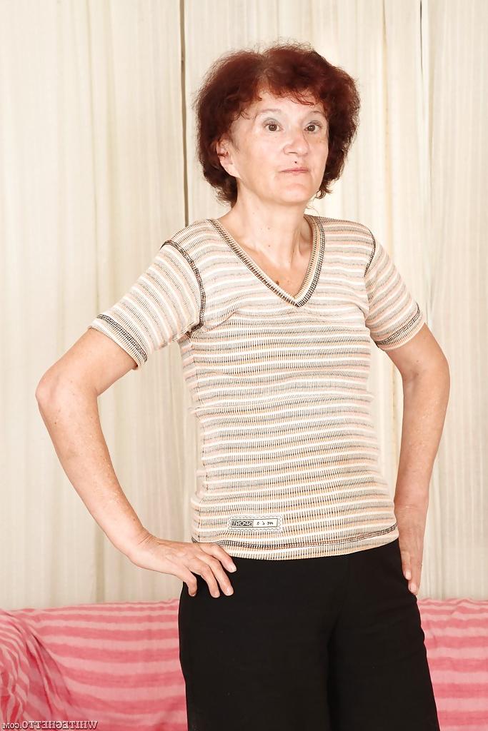 15P ¡La abuela pelirroja Marcelina se muestra desnuda en el dormitorio!