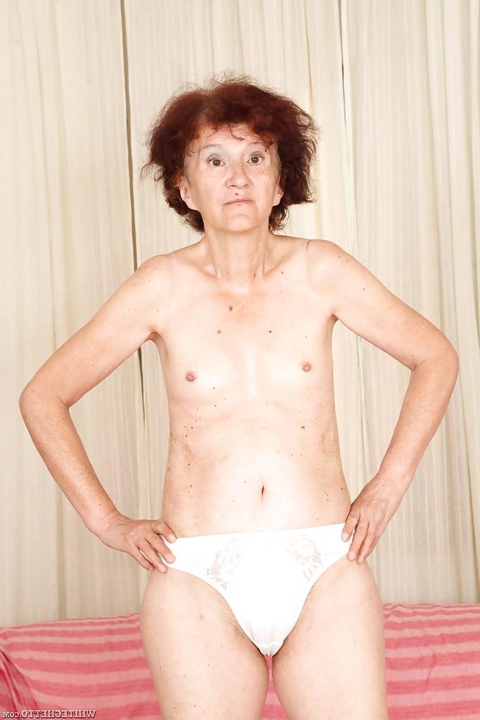 15P ¡La abuela pelirroja Marcelina se muestra desnuda en el dormitorio!