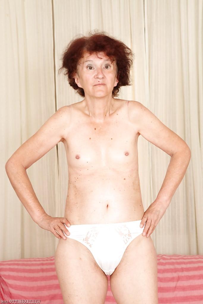 15P ¡La abuela pelirroja Marcelina se muestra desnuda en el dormitorio!