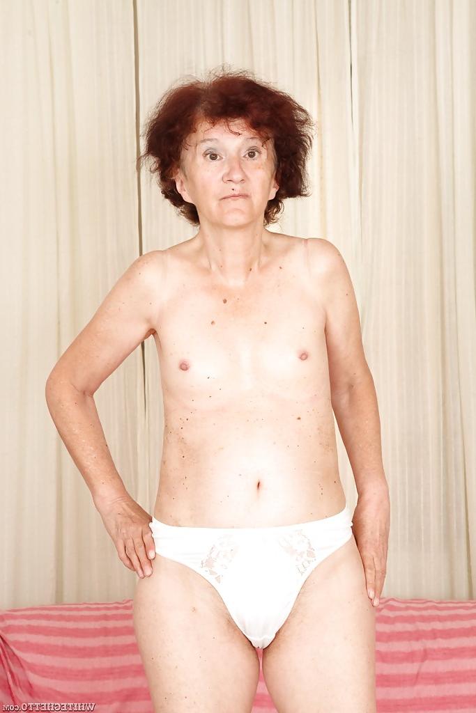 15P ¡La abuela pelirroja Marcelina se muestra desnuda en el dormitorio!