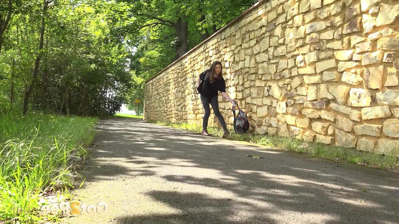 14P Das hübsche Mädchen Aleya zieht ihre Hose herunter, um auf eine gepflasterte Straße zu pinkeln