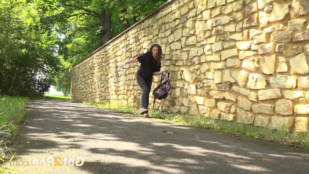 14P Das hübsche Mädchen Aleya zieht ihre Hose herunter, um auf eine gepflasterte Straße zu pinkeln