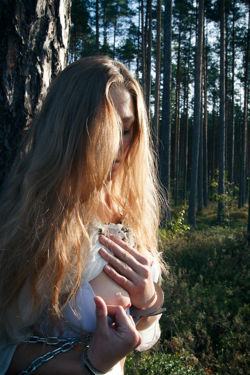 20P A adolescente algemada Kristine mostra sua bunda grande e esfrega sua buceta peluda na floresta