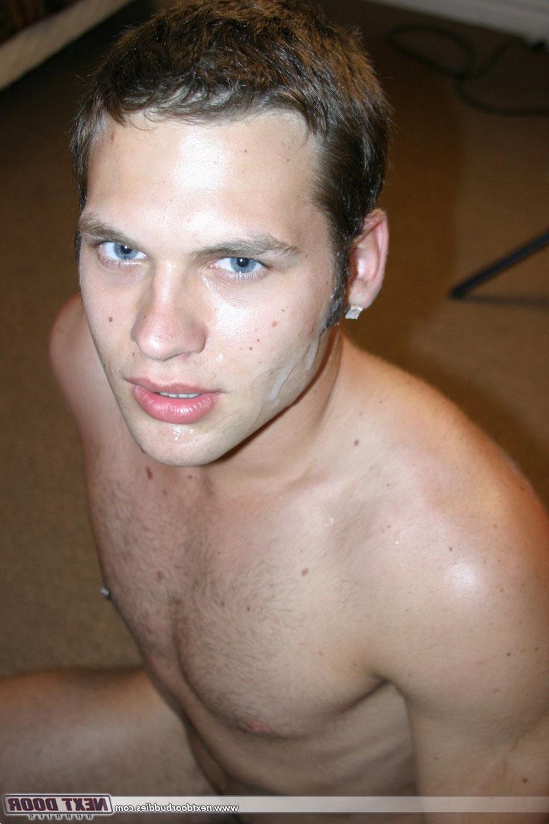 20P El musculoso semental gay Sebastian le hace una mamada a Samuel mientras está de rodillas