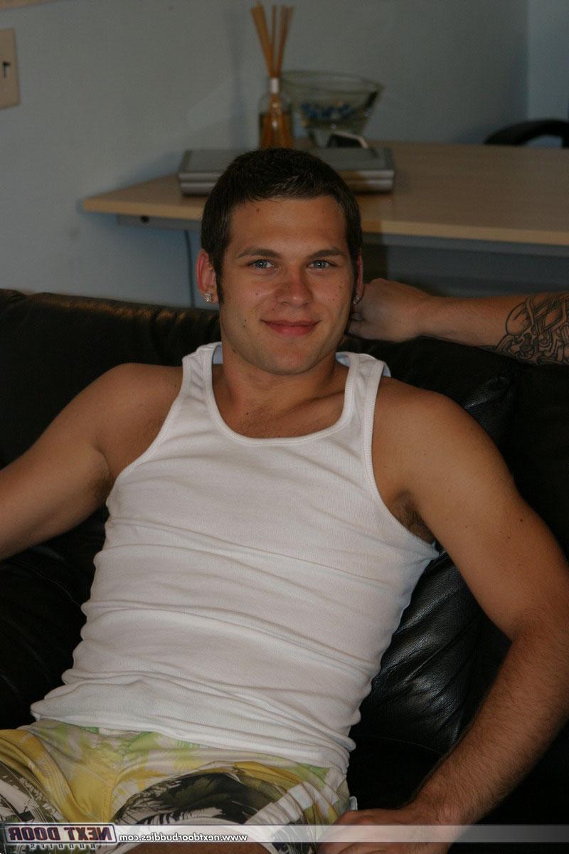 20P El musculoso semental gay Sebastian le hace una mamada a Samuel mientras está de rodillas
