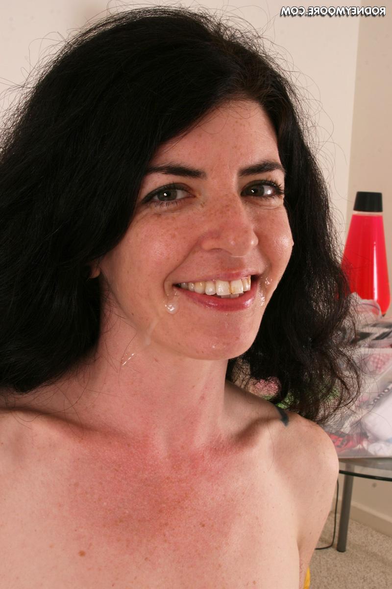 20P La belleza amateur Sarah Singer muestra su cuerpo peludo y posa con esperma en la cara