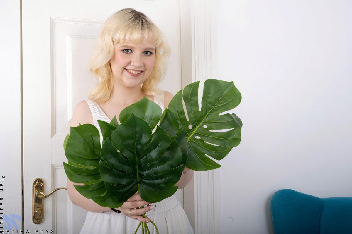 16P La jeune blonde Kate White écarte sa chatte rose et serrée après s'être déshabillée.