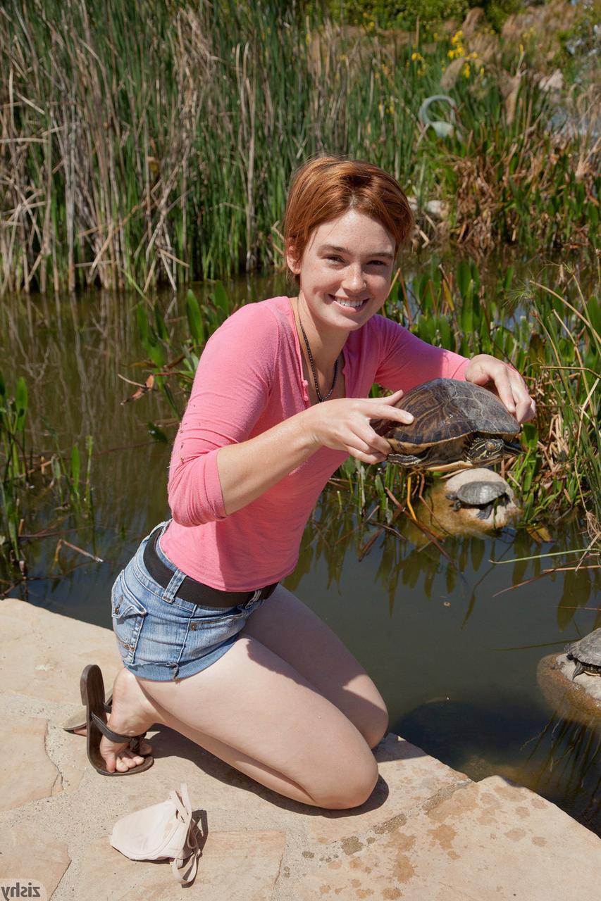 11P A adolescente ruiva gostosa Jodie Taylor provocando ao ar livre com bunda gostosa em shorts curtos