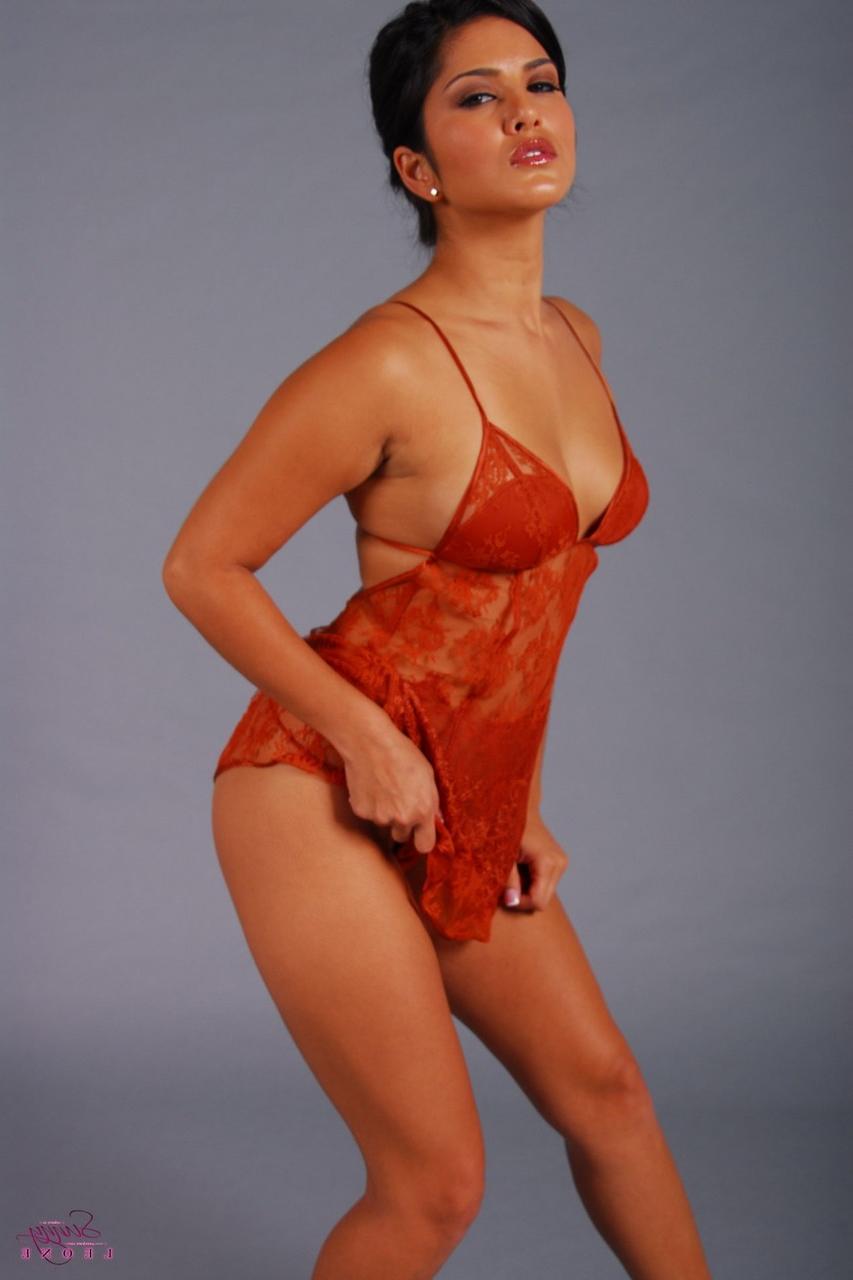 20P La MILF brune Sunny Leone dévoile ses petits seins dans un strip-tease en lingerie sexy.
