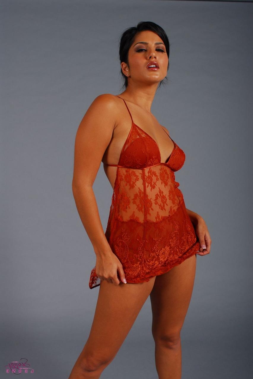 20P La MILF brune Sunny Leone dévoile ses petits seins dans un strip-tease en lingerie sexy.