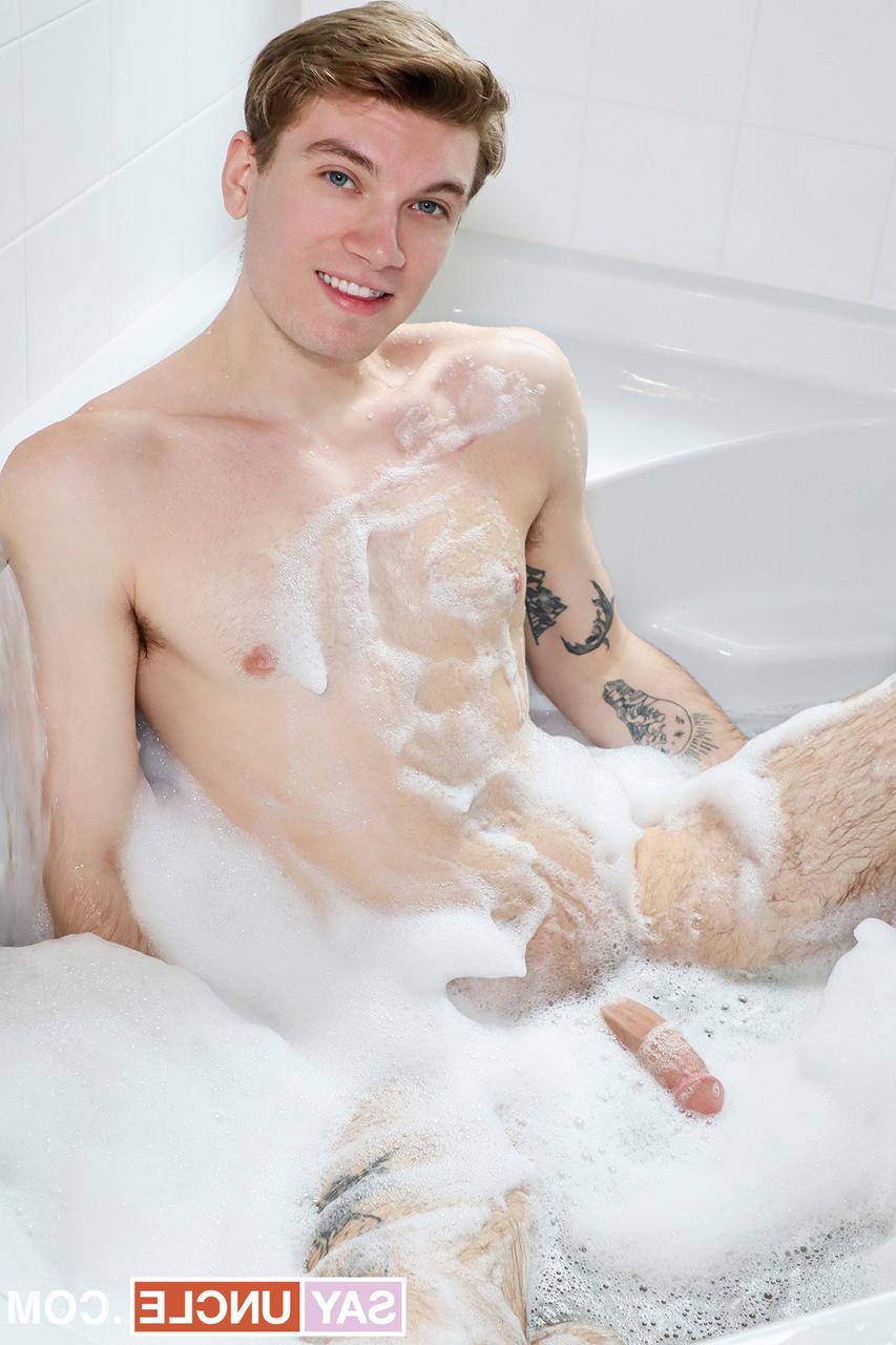 9P Caden Dior et Cisco Silva, mecs gays en chaleur, se font sodomiser dans une baignoire mousseuse