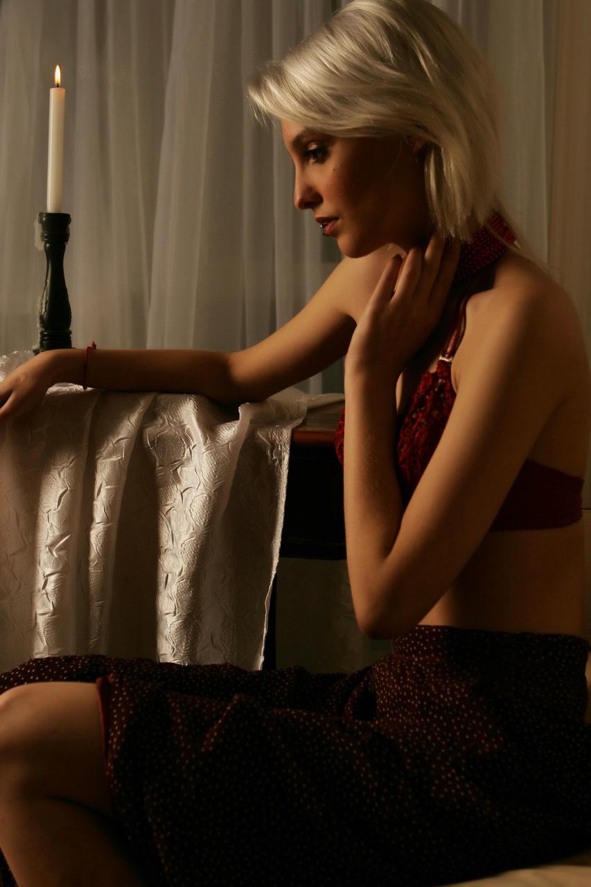 20P La beauté blonde à la silhouette élancée Kira W verse de la cire chaude sur ses seins.
