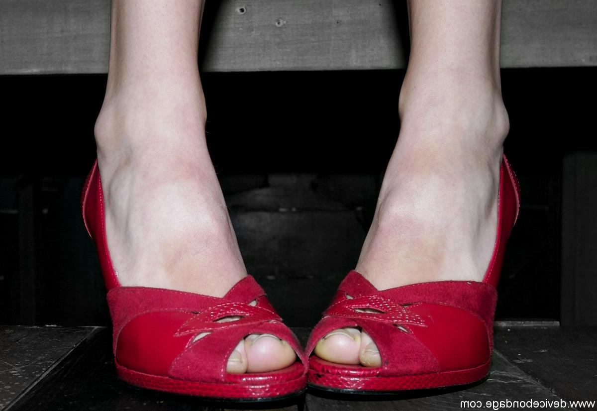 13P A adorável Sasha Grey brincando com suas pernas longas e sensuais de salto alto em uma masmorra